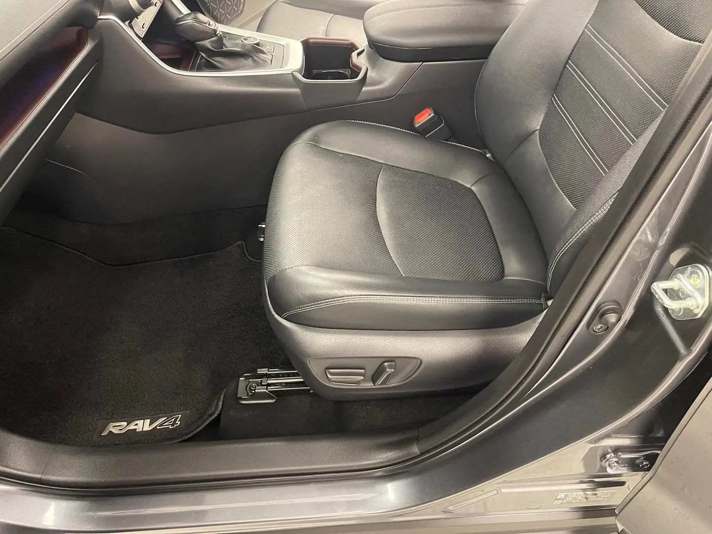 2022 Toyota RAV4 Gallery Image 17