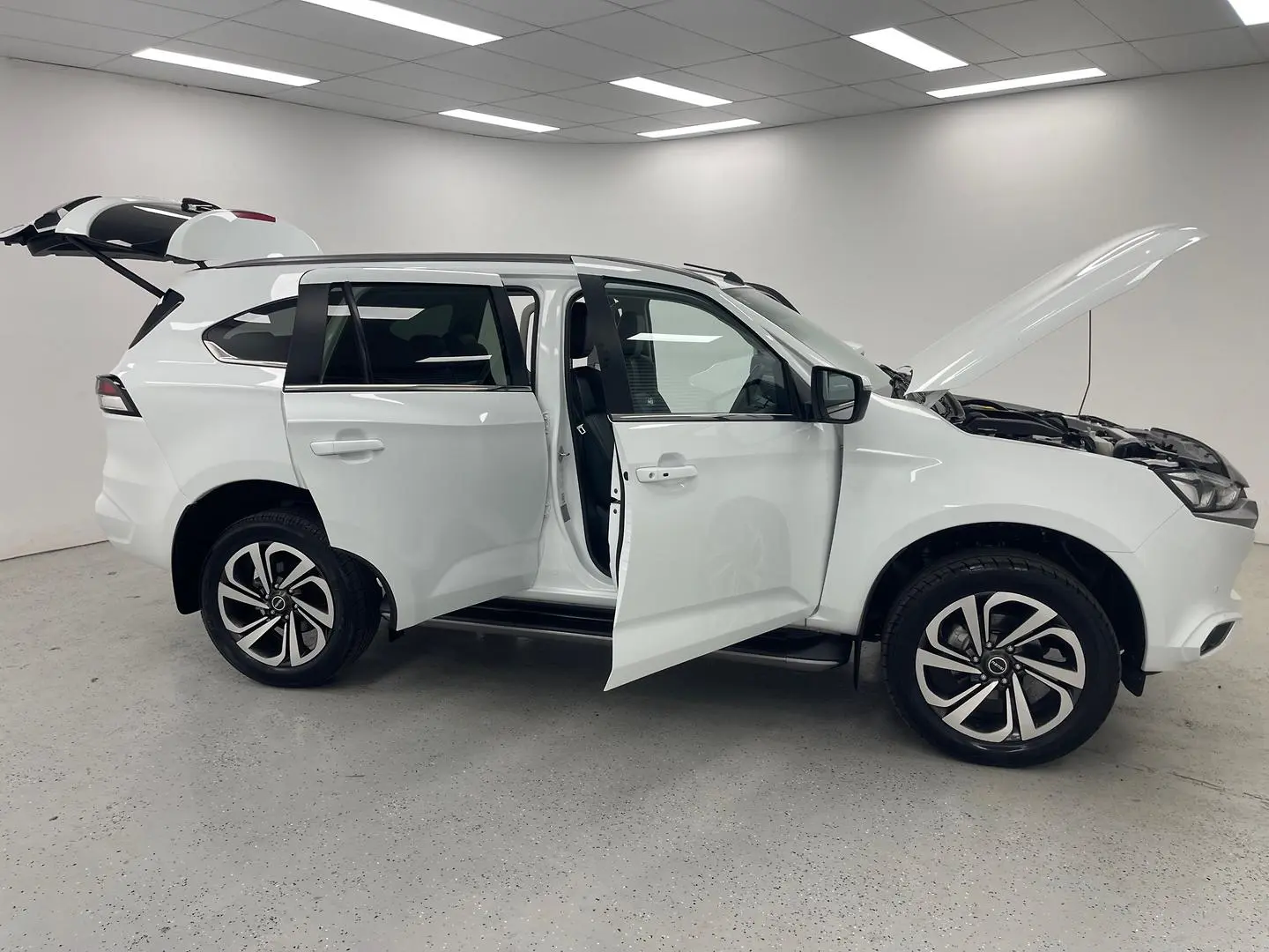 2021 Isuzu MU-X Gallery Image 9