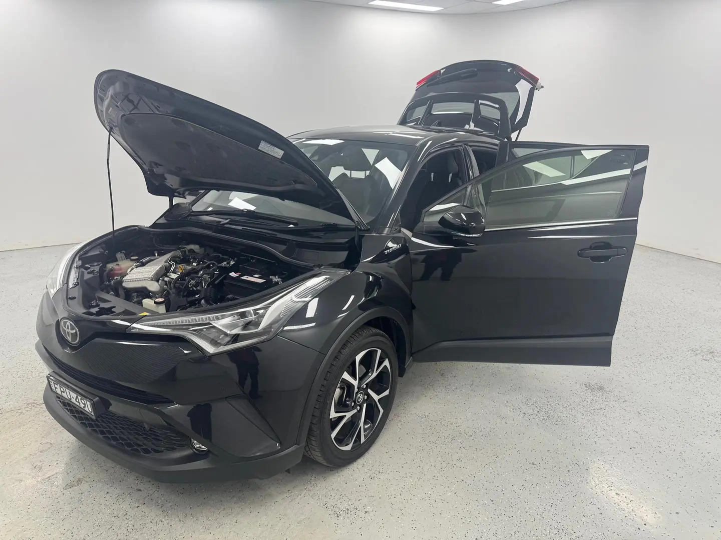 2018 Toyota C-HR Gallery Image 13