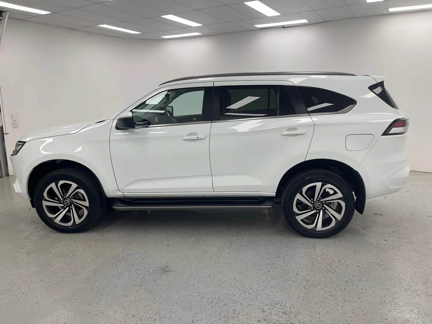 2021 Isuzu MU-X Gallery Image 6