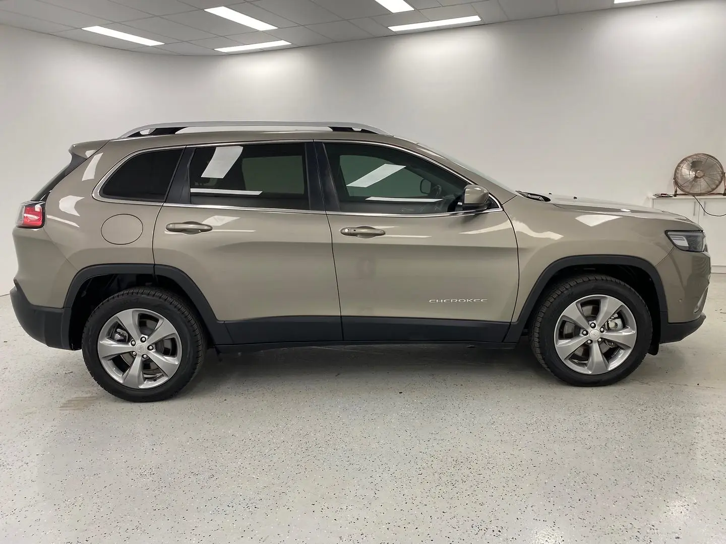 2019 Jeep Cherokee Image 2