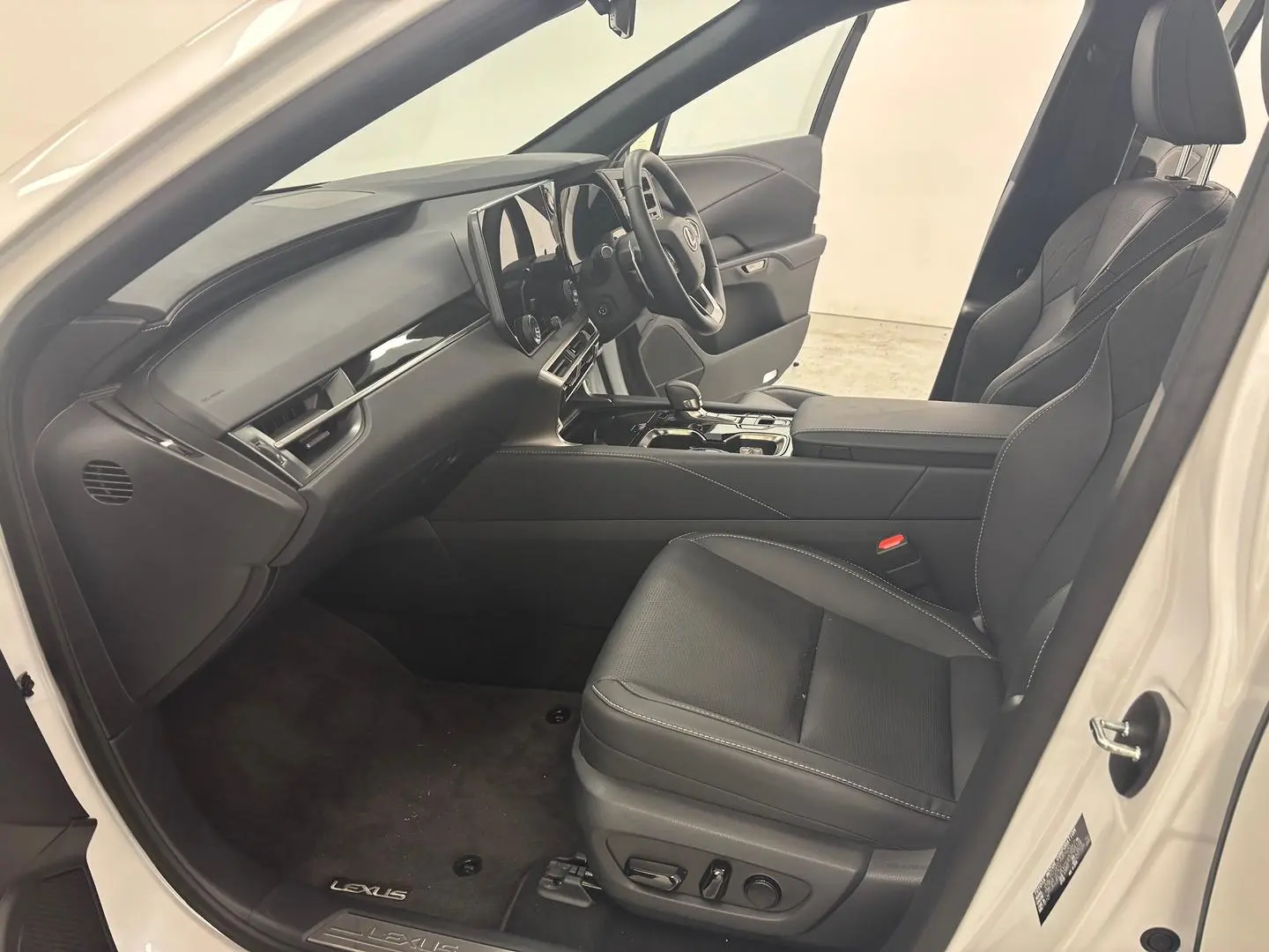 2025 Lexus RX Gallery Image 17