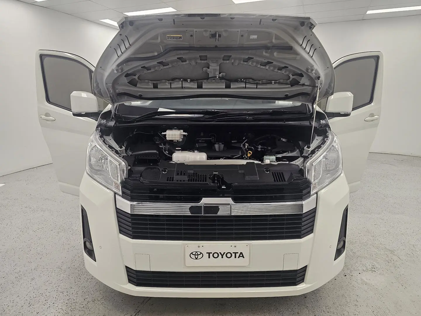 2022 Toyota Hiace Gallery Image 25