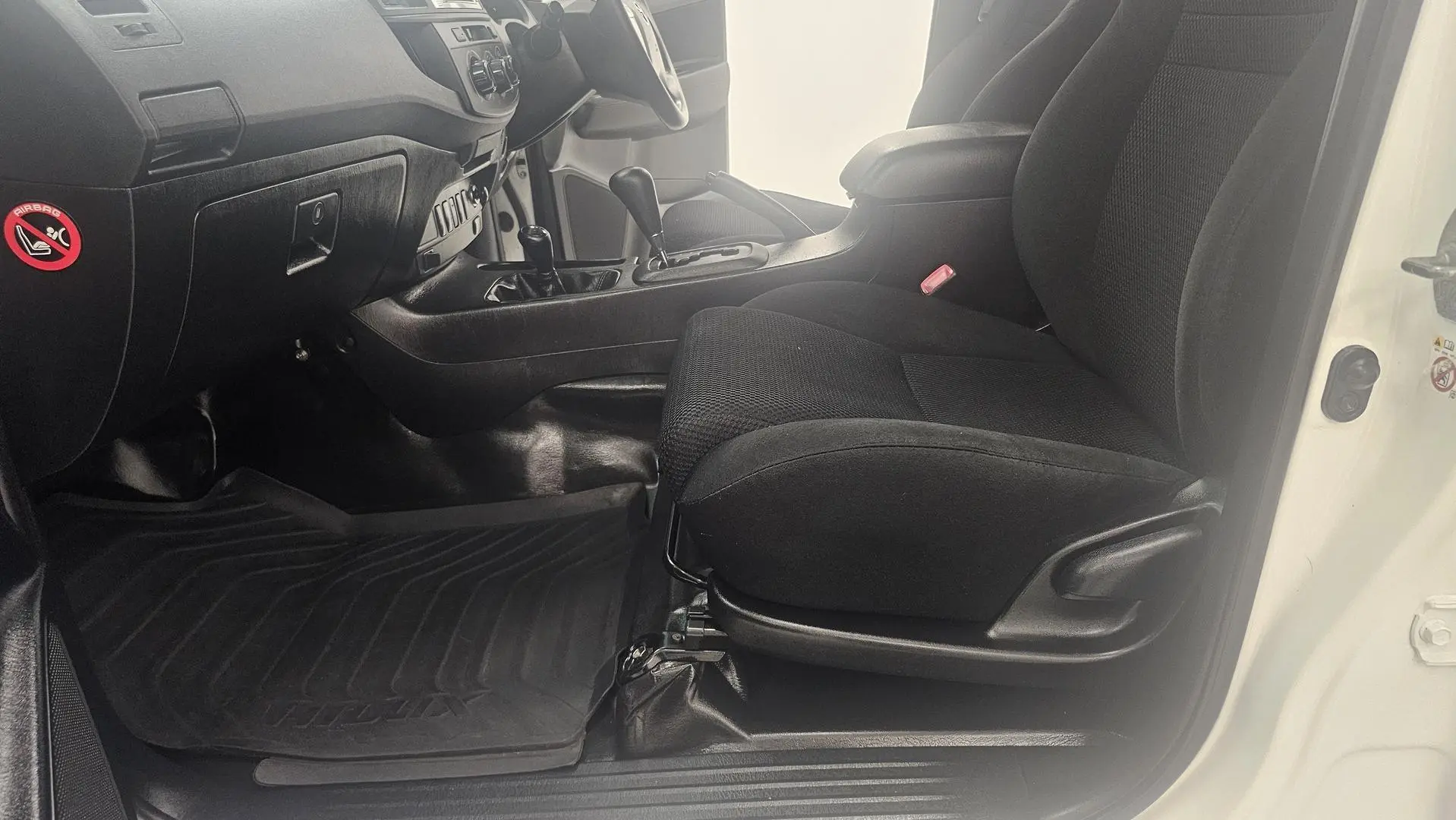 2015 Toyota Hilux Gallery Image 12