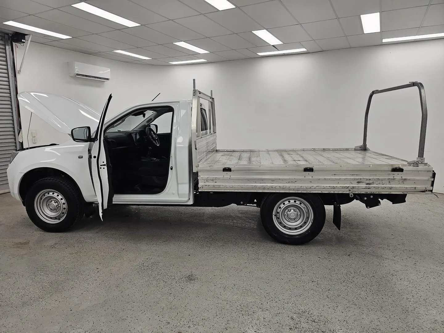 2023 Isuzu D-MAX Gallery Image 9