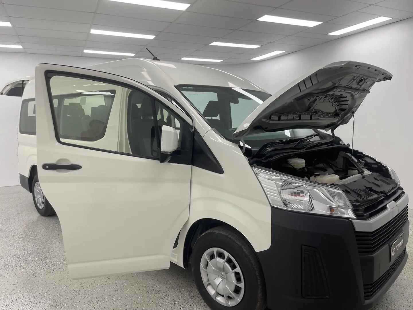 2019 Toyota Hiace Gallery Image 14