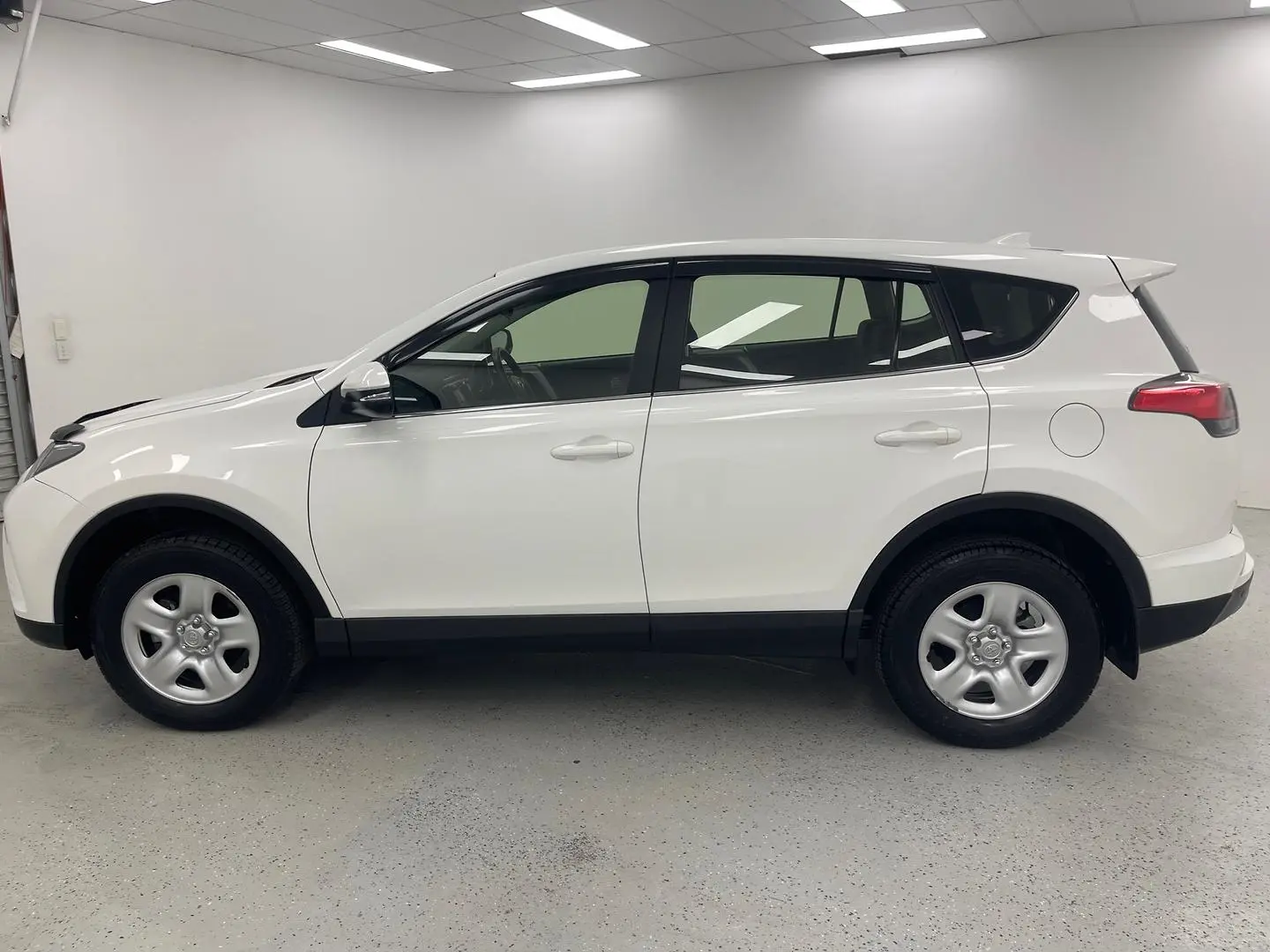 2018 Toyota RAV4 Gallery Image 6