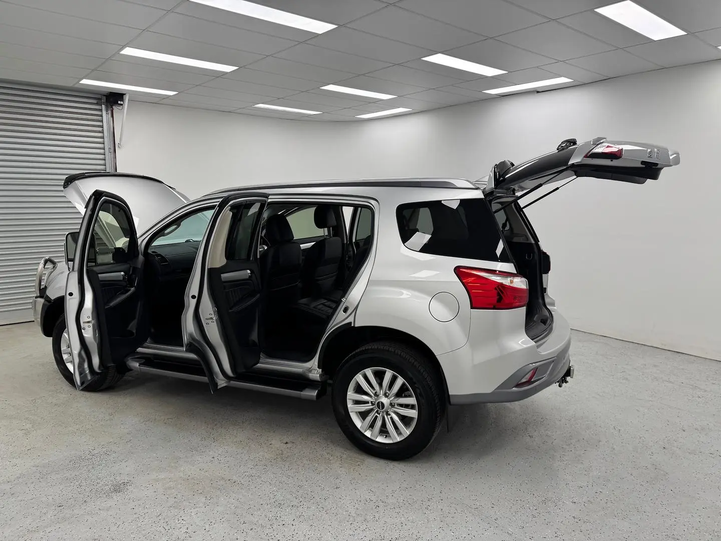 2018 Isuzu MU-X Gallery Image 10