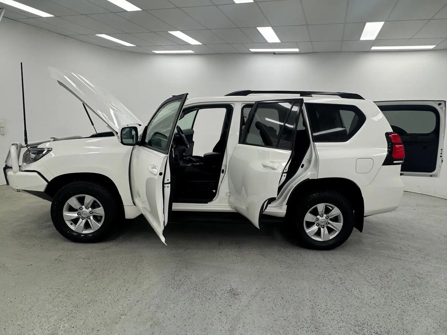 2018 Toyota Landcruiser Prado Gallery Image 11