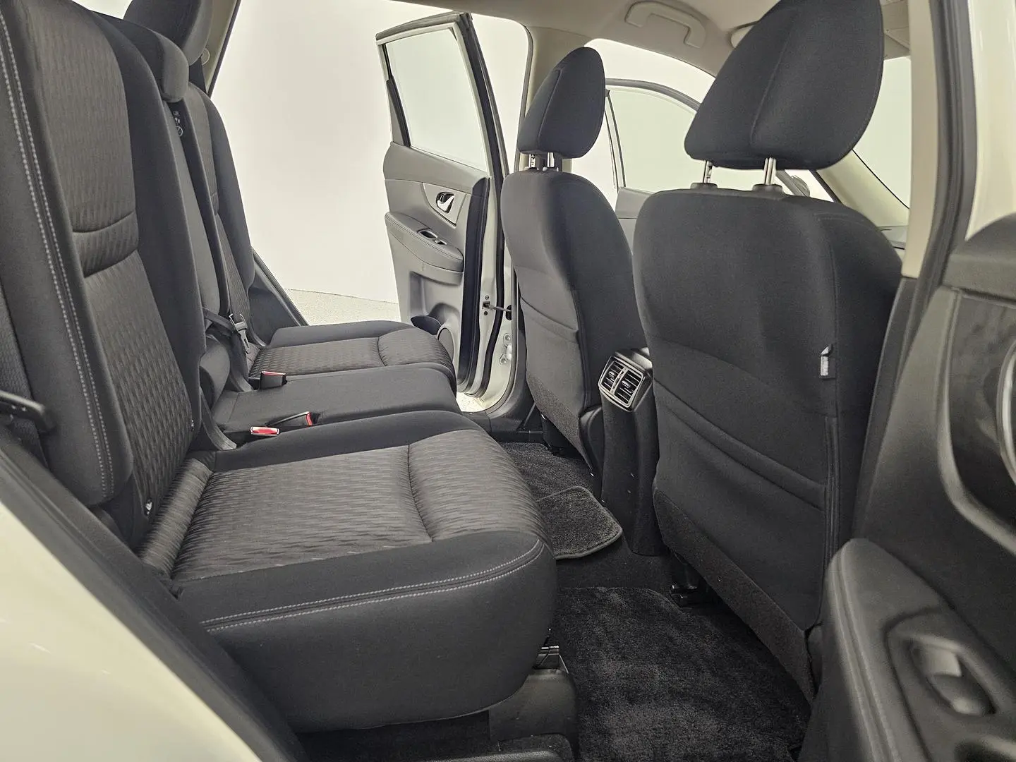 2021 Nissan X-TRAIL Gallery Image 21