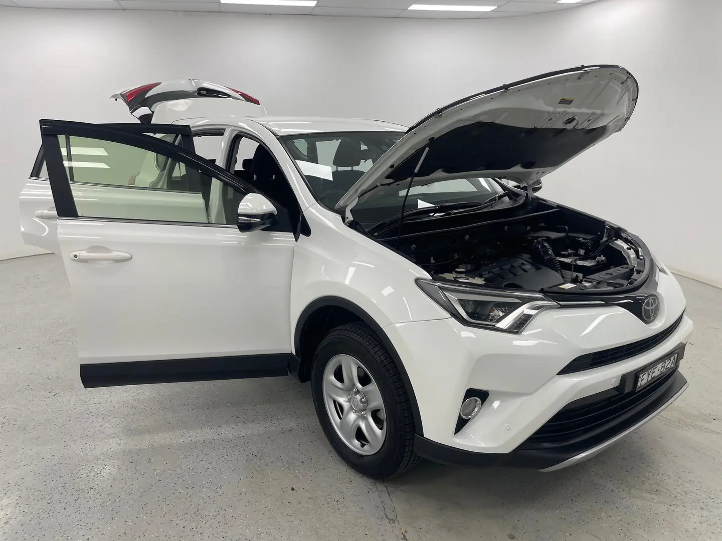 2018 Toyota RAV4 Gallery Image 8