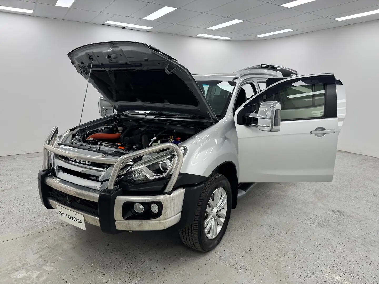 2018 Isuzu MU-X Gallery Image 11