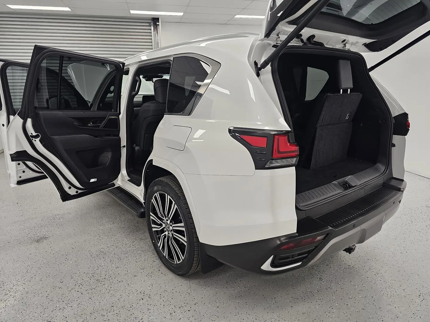 2023 Lexus LX Gallery Image 16