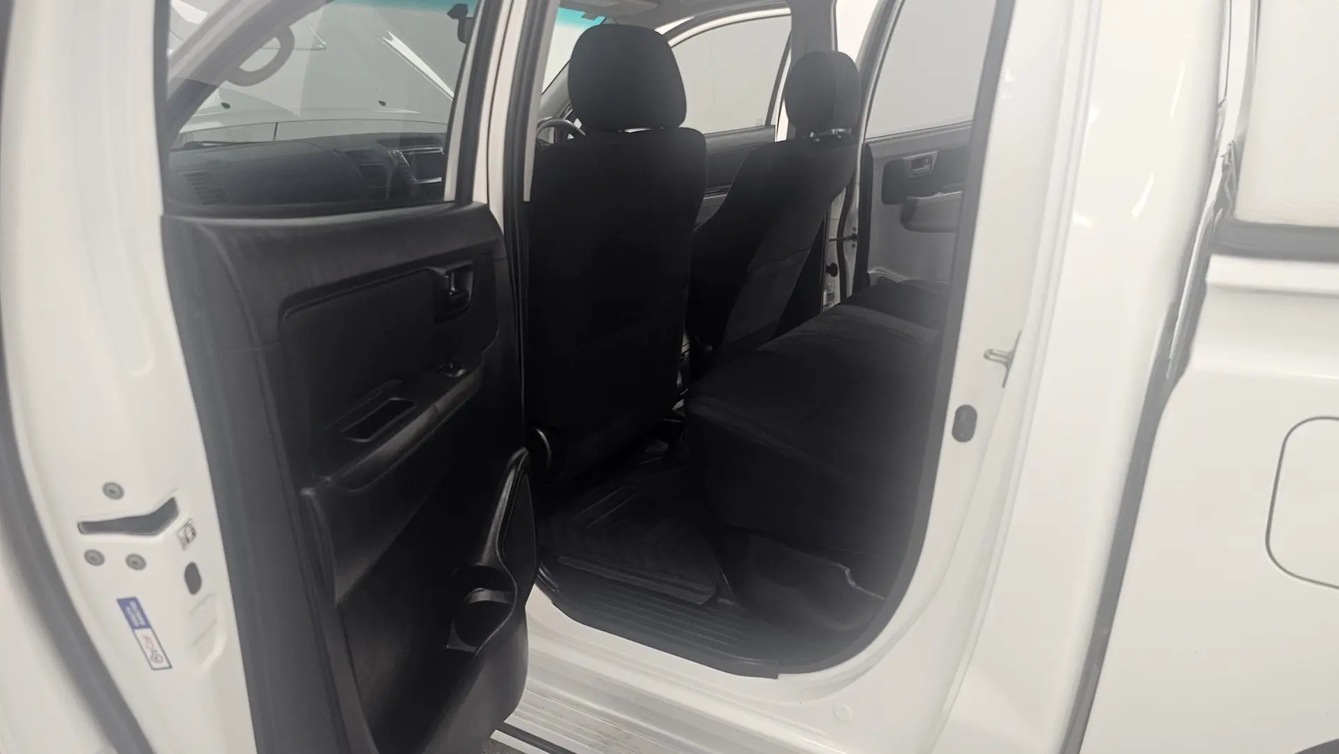 2015 Toyota Hilux Gallery Image 13