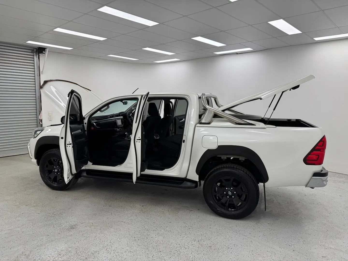 2017 Toyota Hilux Gallery Image 10