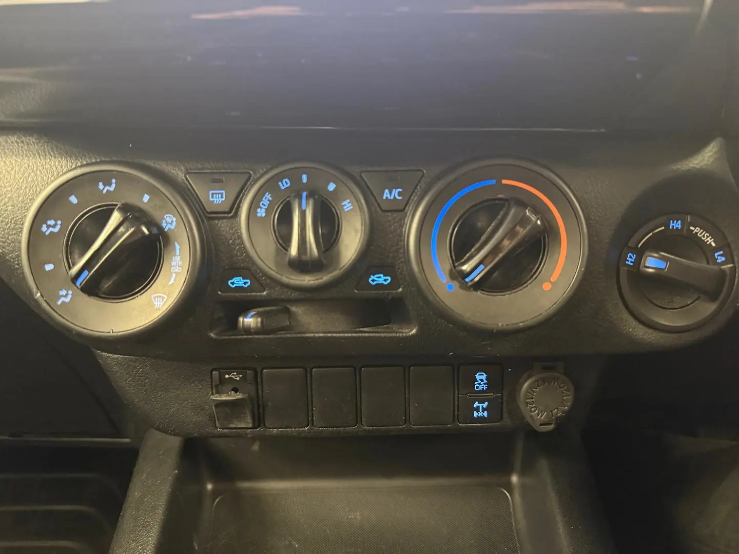 2021 Toyota Hilux Gallery Image 35