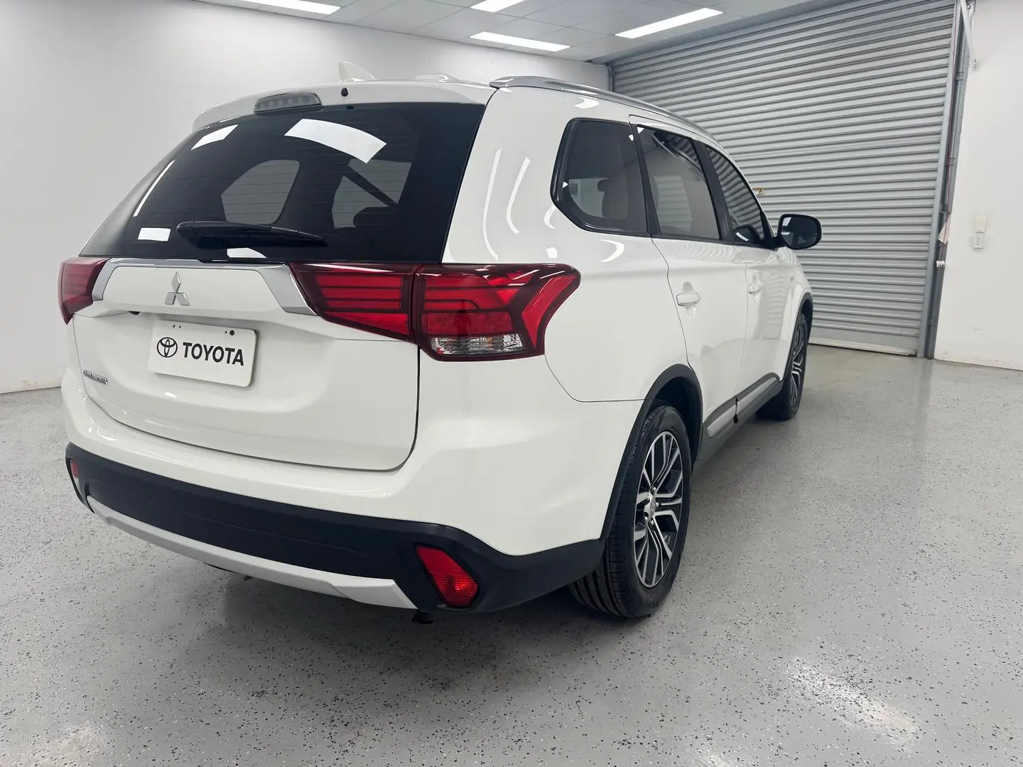 2018 Mitsubishi Outlander Gallery Image 3