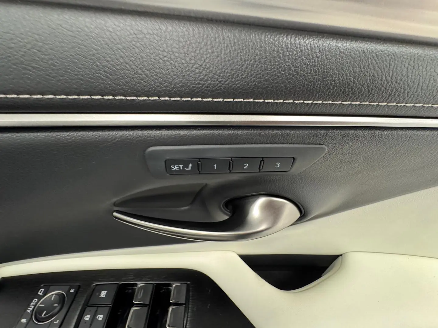 2022 Lexus ES Gallery Image 25