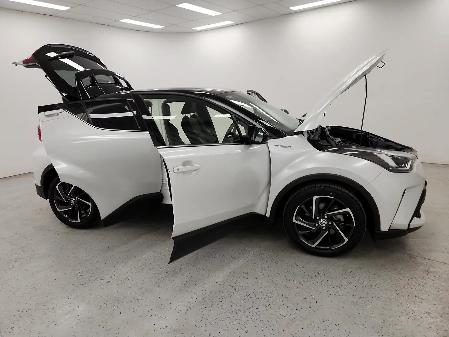 2022 Toyota C-HR Gallery Image 9