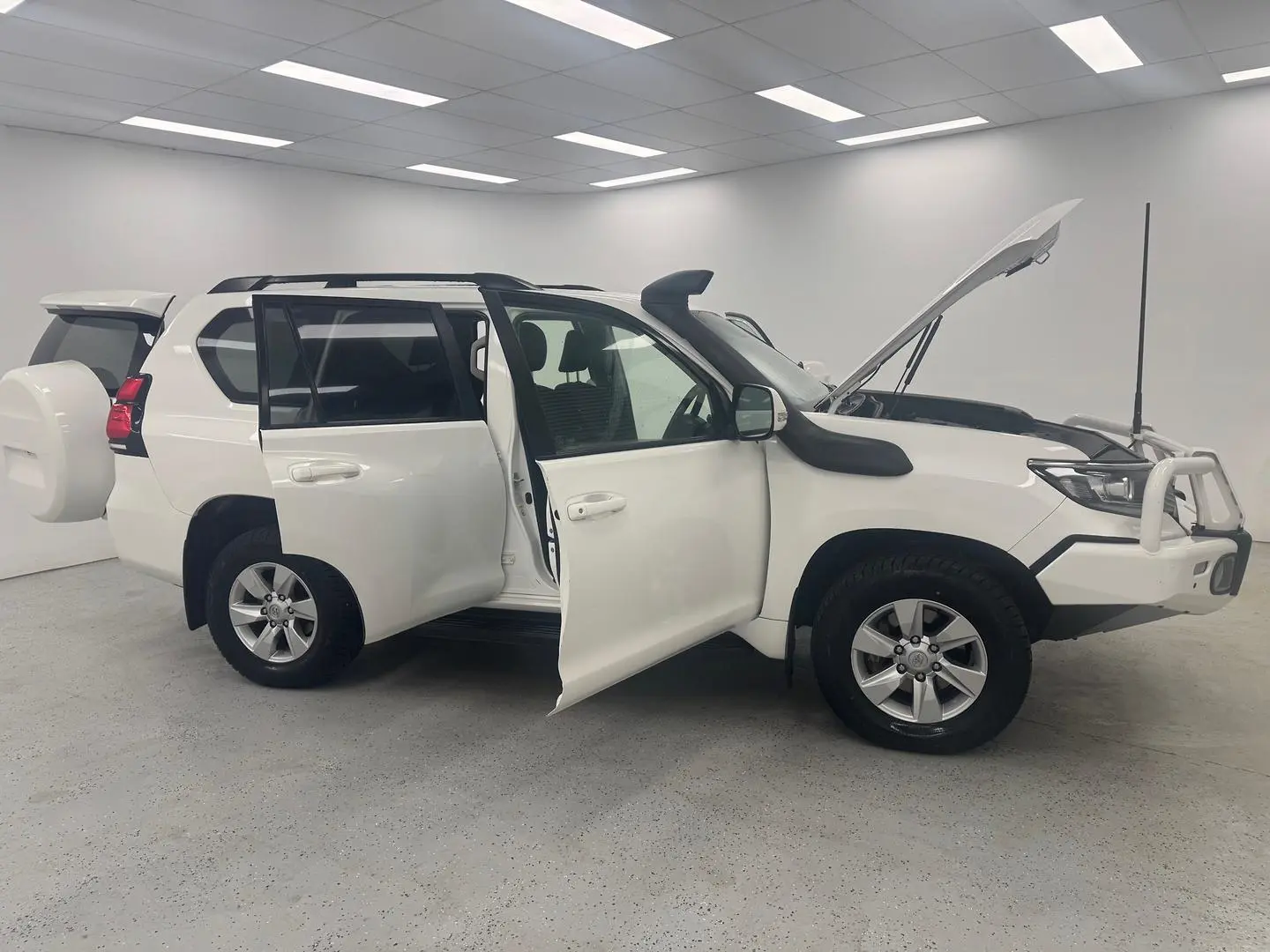 2018 Toyota Landcruiser Prado Gallery Image 8