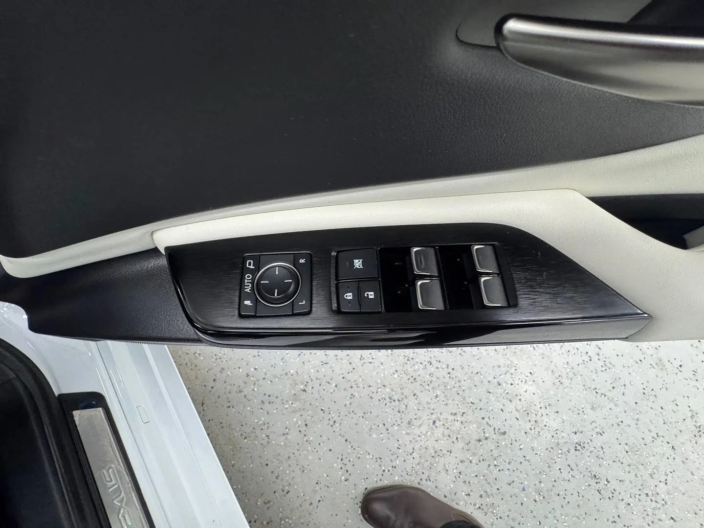 2022 Lexus ES Gallery Image 24