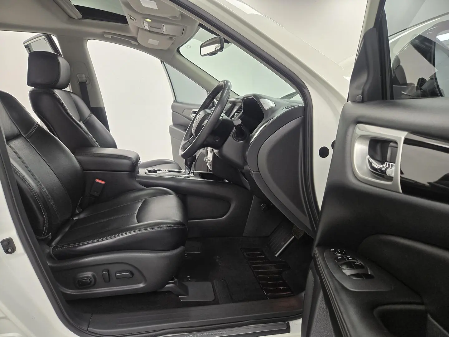 2017 Nissan Pathfinder Gallery Image 21