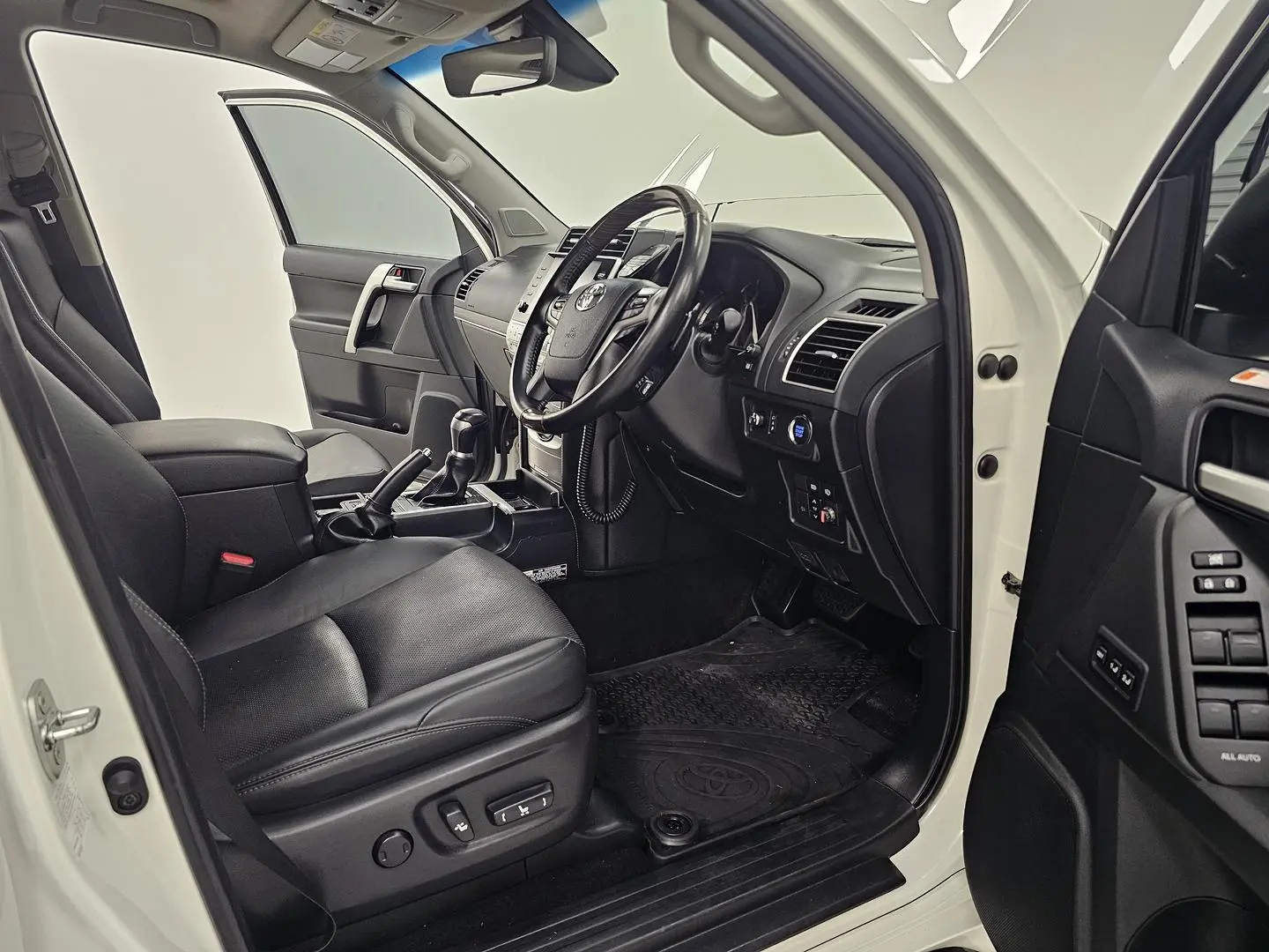 2023 Toyota Landcruiser Prado Gallery Image 24