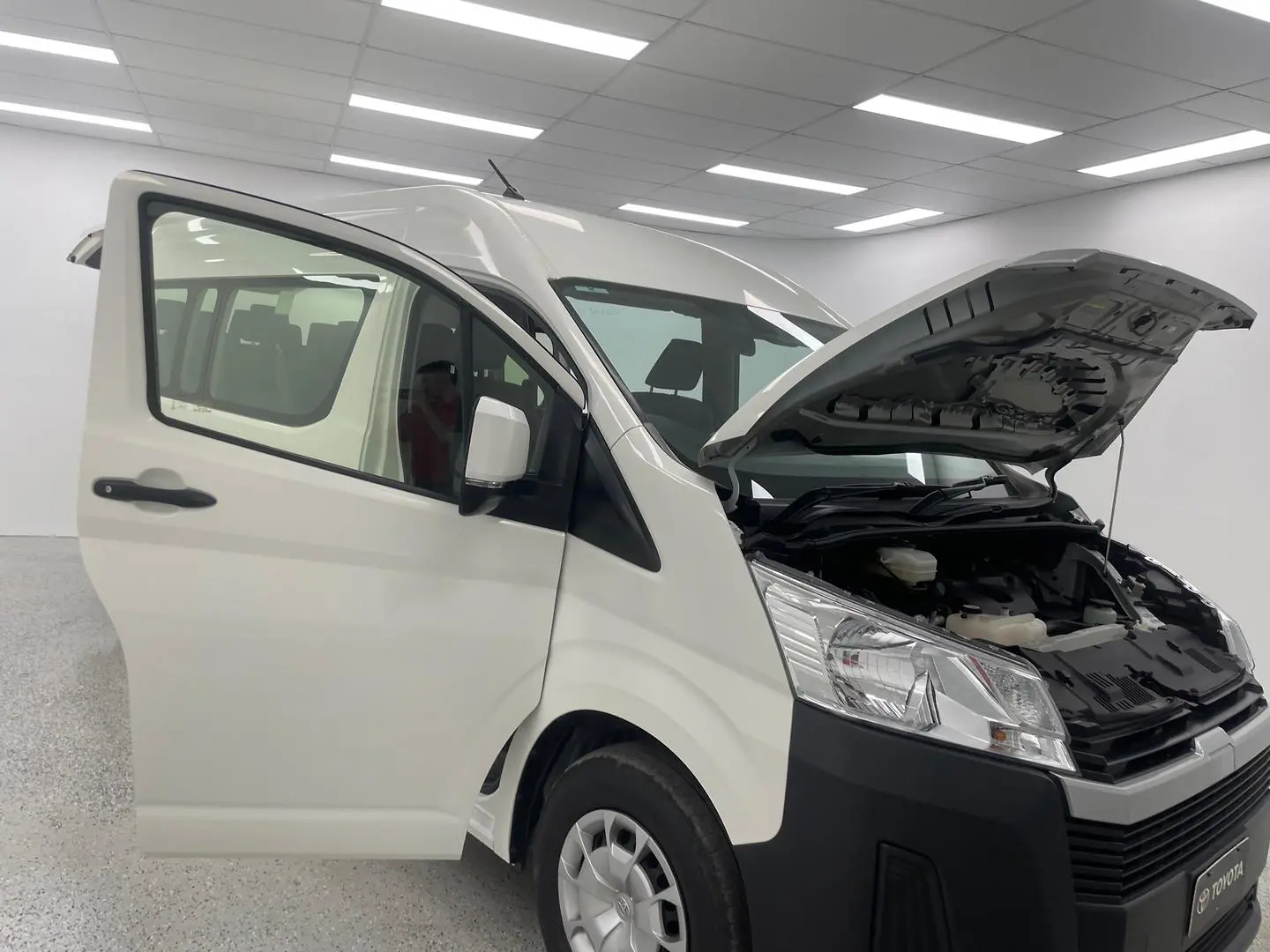 2019 Toyota Hiace Gallery Image 13