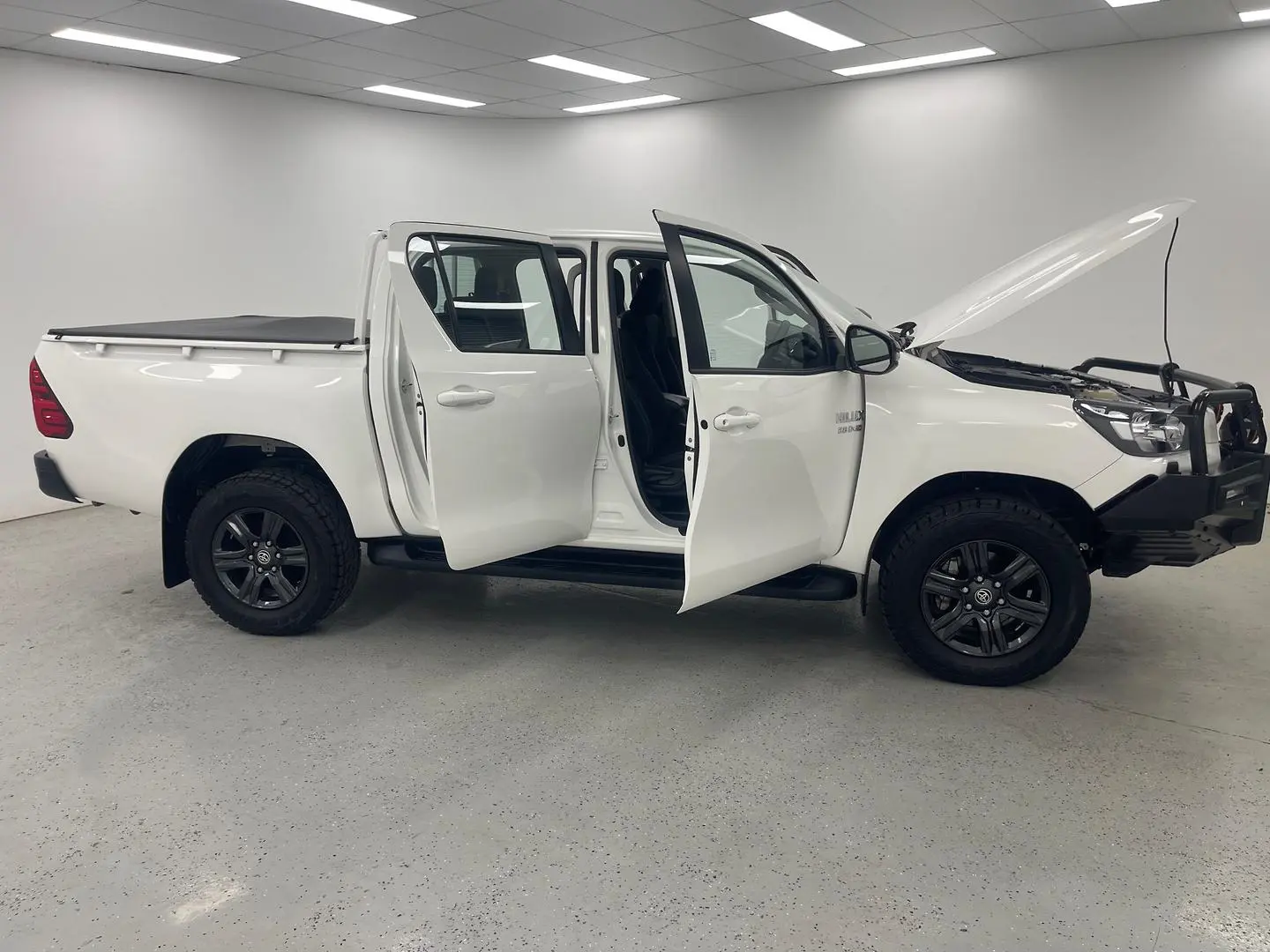 2024 Toyota Hilux Gallery Image 9