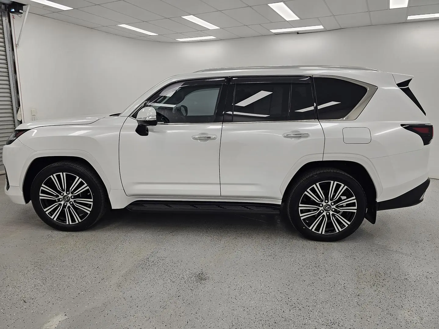 2023 Lexus LX Gallery Image 6