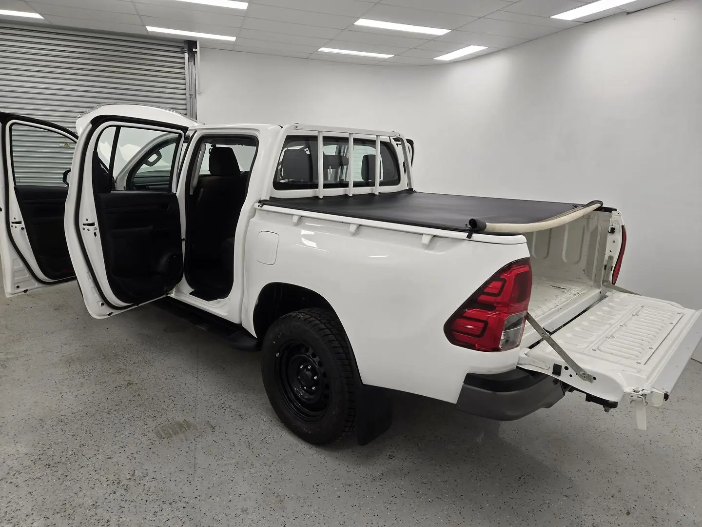 2017 Toyota Hilux Gallery Image 11