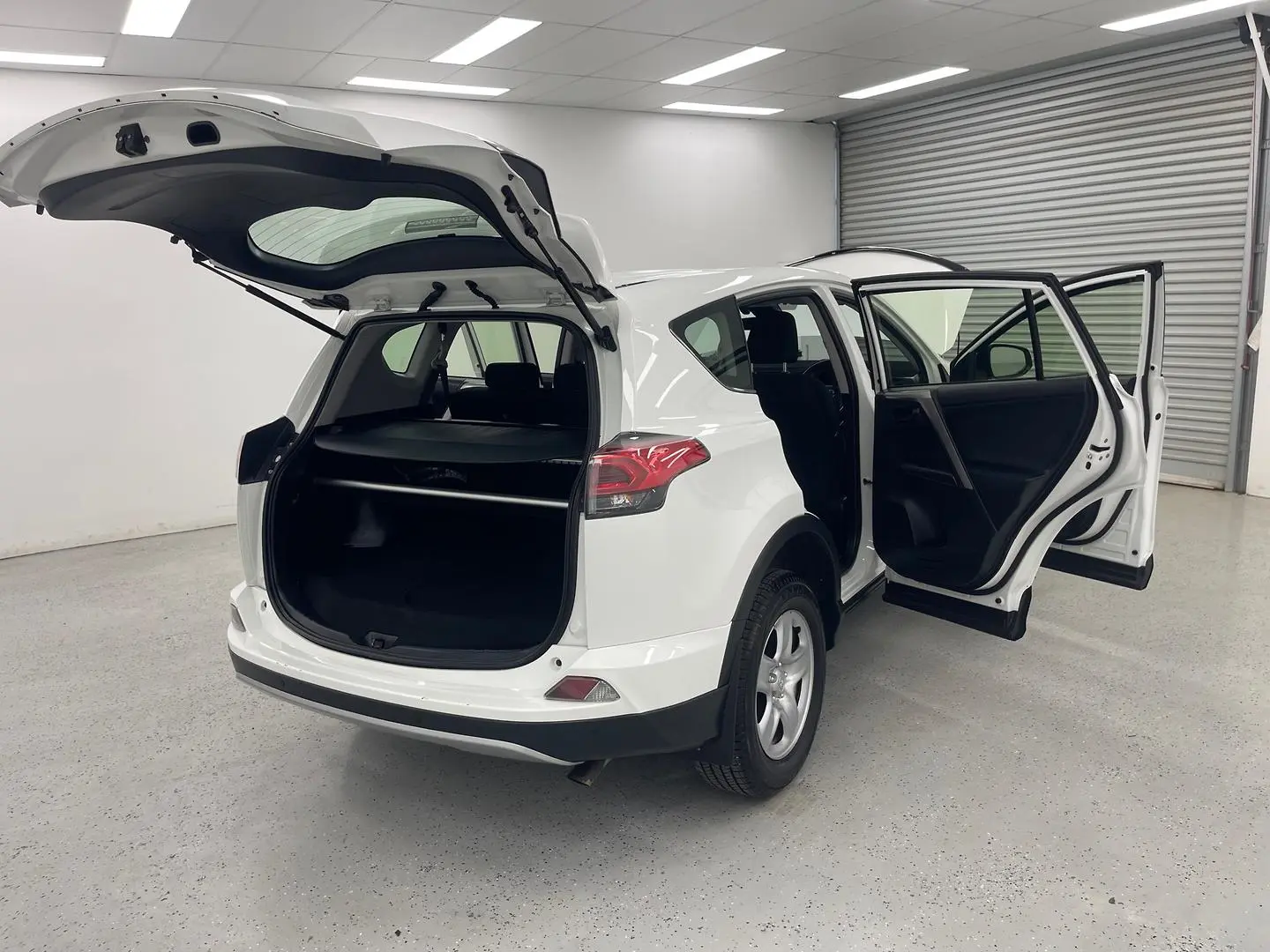 2018 Toyota RAV4 Gallery Image 10