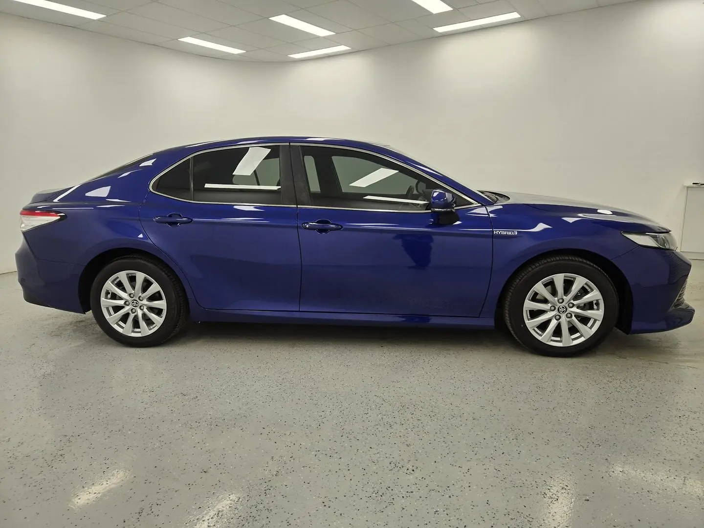 2020 Toyota Camry Gallery Image 2