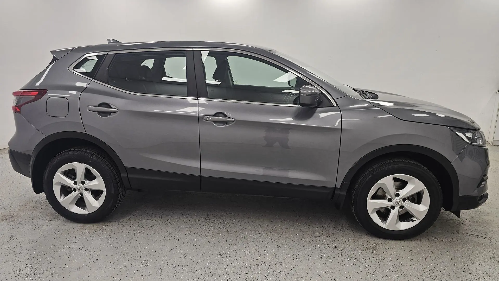 2018 Nissan QASHQAI Gallery Image 2