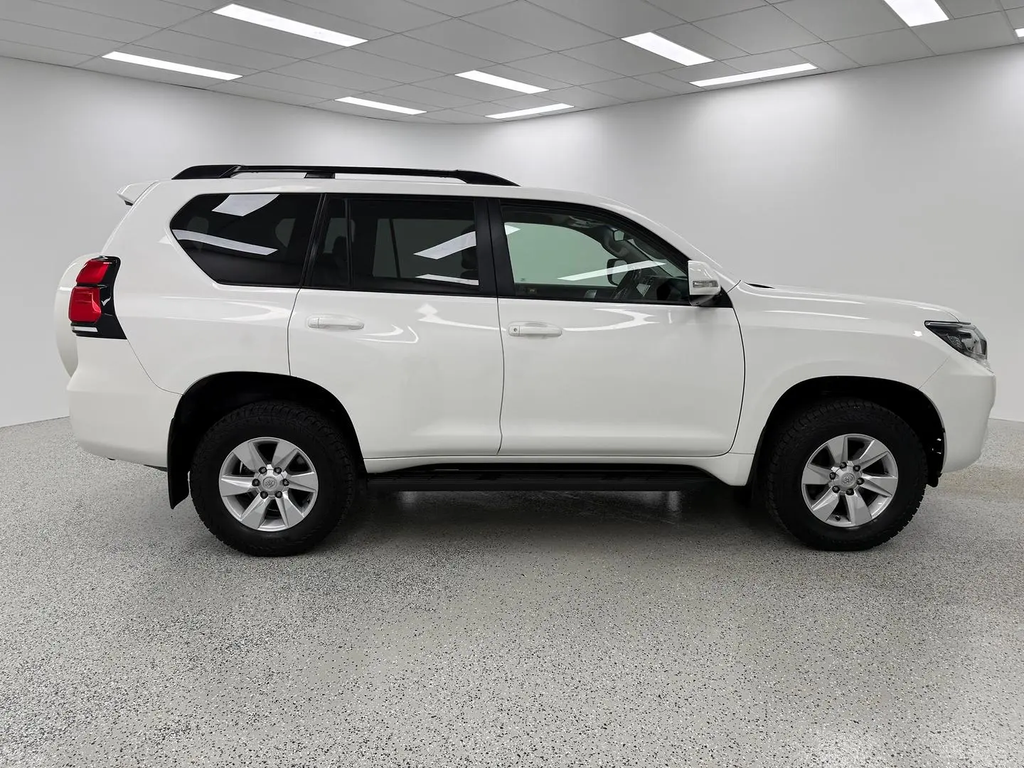 2021 Toyota Landcruiser Prado Gallery Image 2