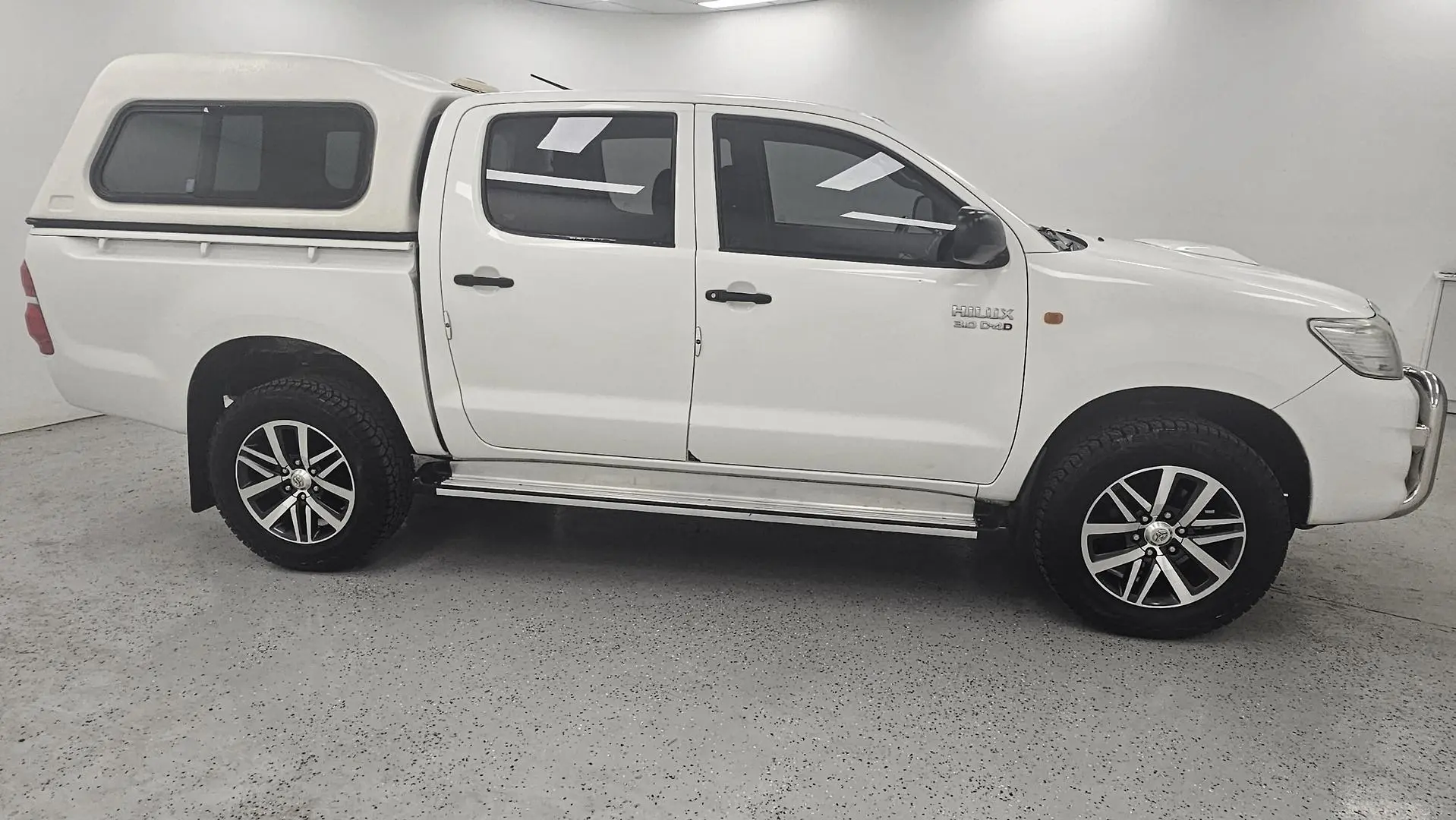 2015 Toyota Hilux Gallery Image 2