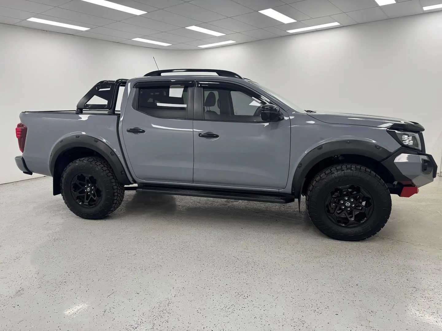 2021 Nissan Navara Gallery Image 2
