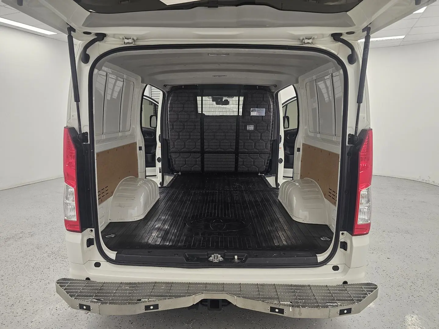 2022 Toyota Hiace Gallery Image 17