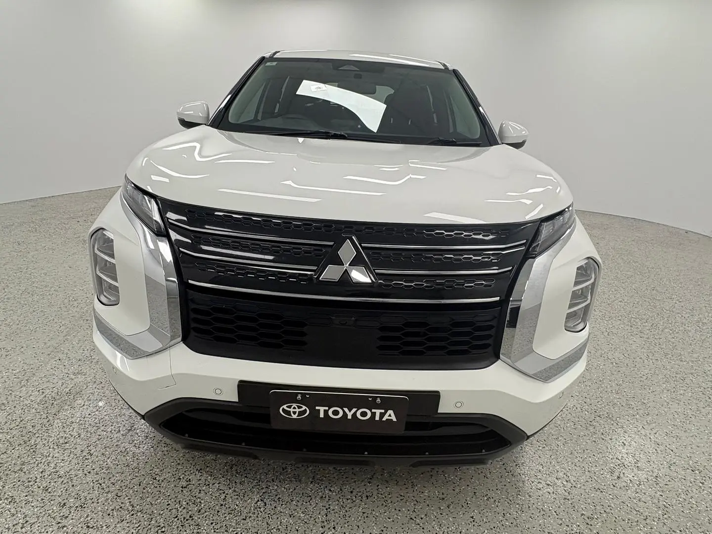 2022 Mitsubishi Outlander Gallery Image 8