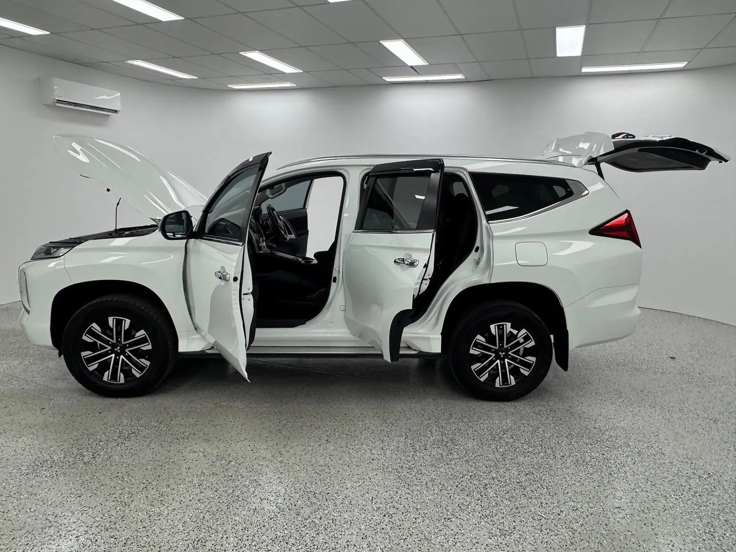 2022 Mitsubishi Pajero Sport Gallery Image 11