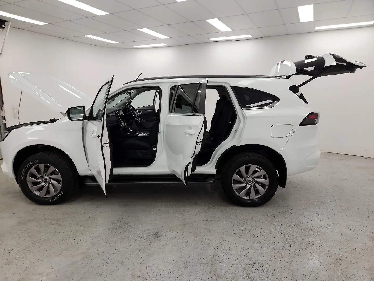 2023 Isuzu MU-X Gallery Image 13