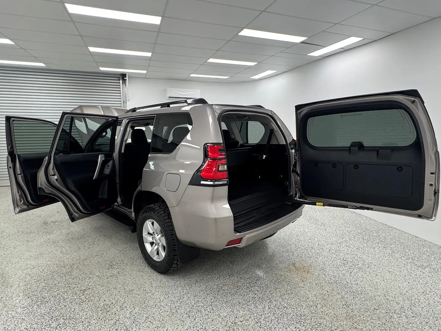 2023 Toyota Landcruiser Prado Gallery Image 10