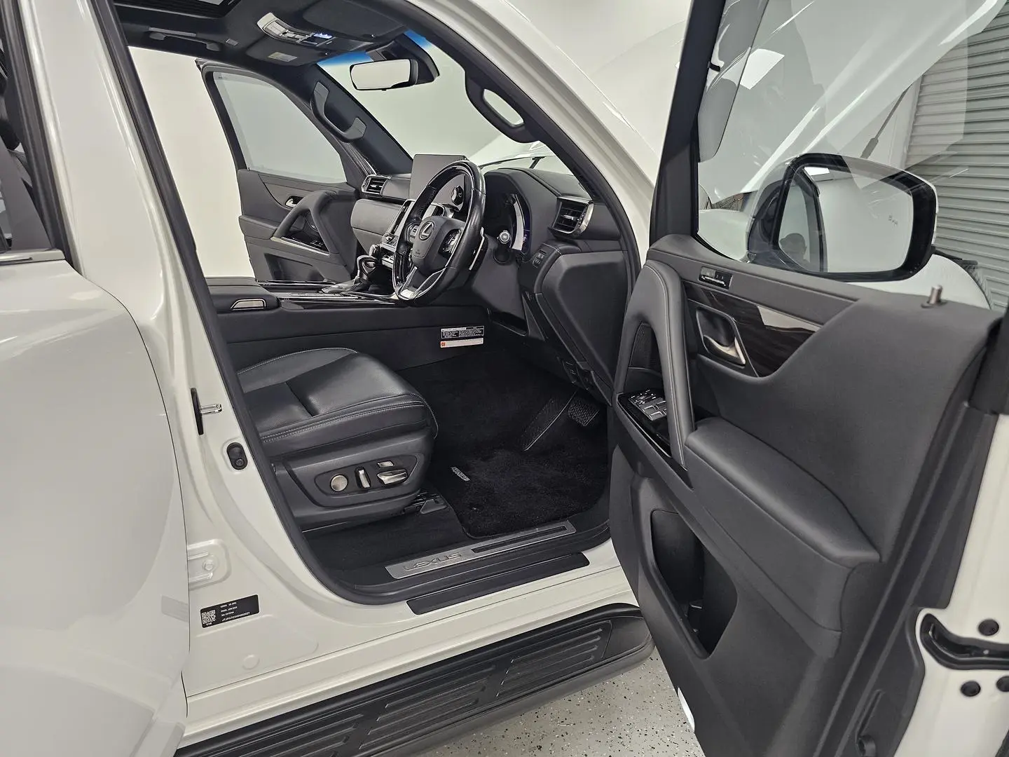 2023 Lexus LX Gallery Image 24