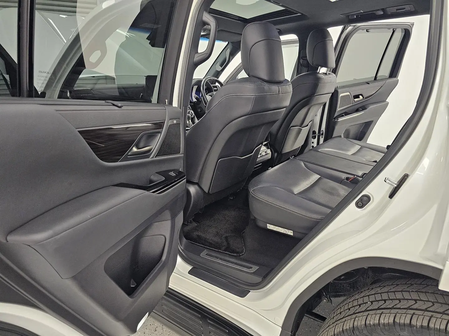 2023 Lexus LX Gallery Image 14