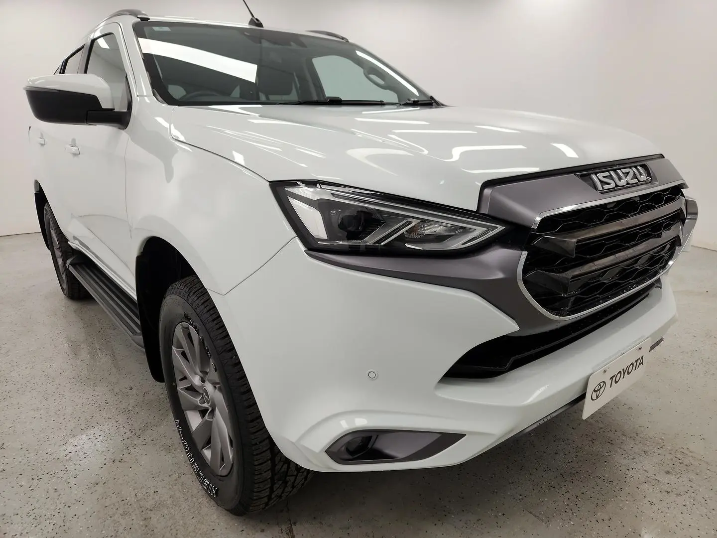 2023 Isuzu MU-X Gallery Image 1