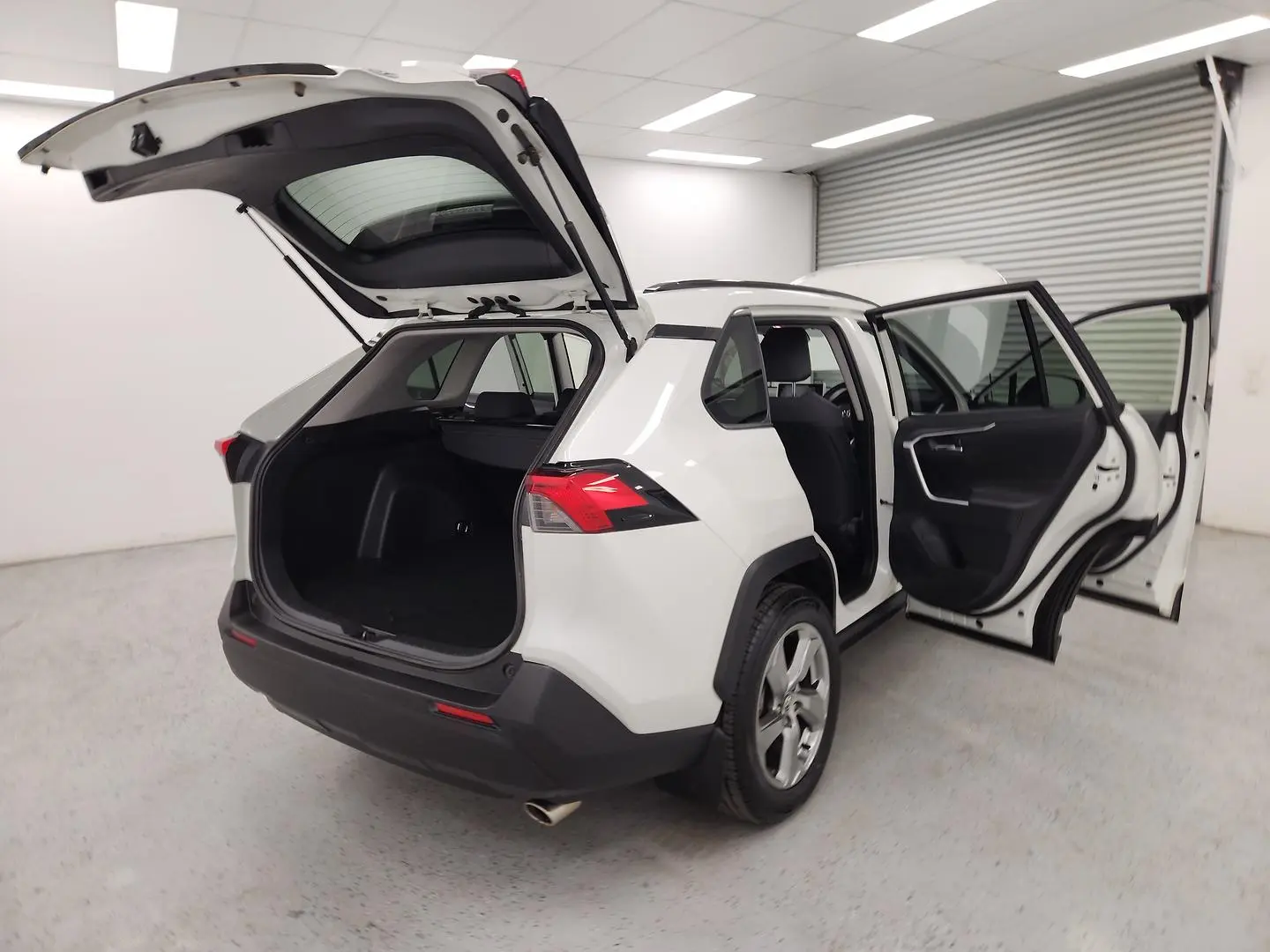 2019 Toyota RAV4 Gallery Image 10