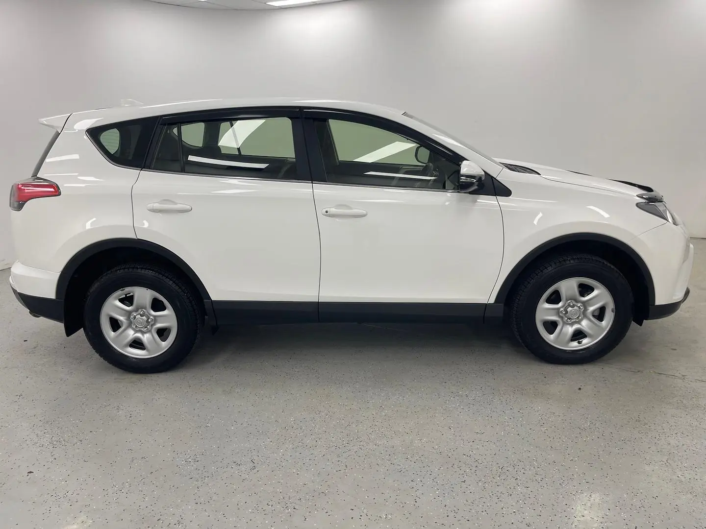 2018 Toyota RAV4 Gallery Image 2