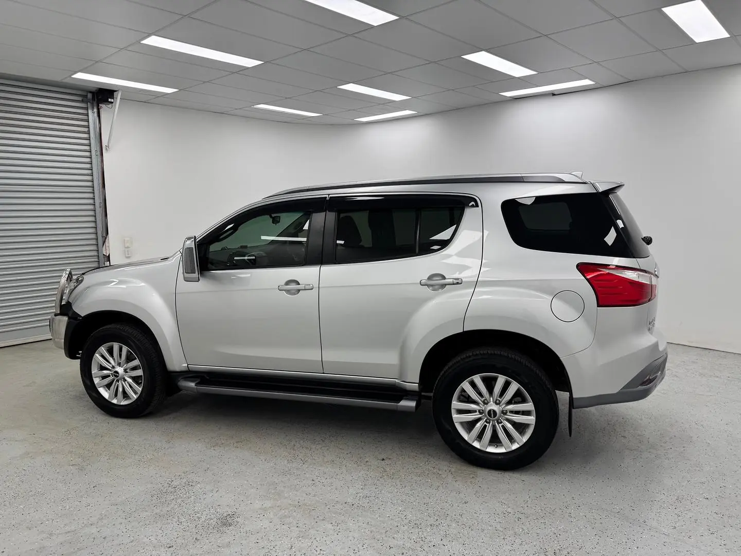 2018 Isuzu MU-X Gallery Image 5