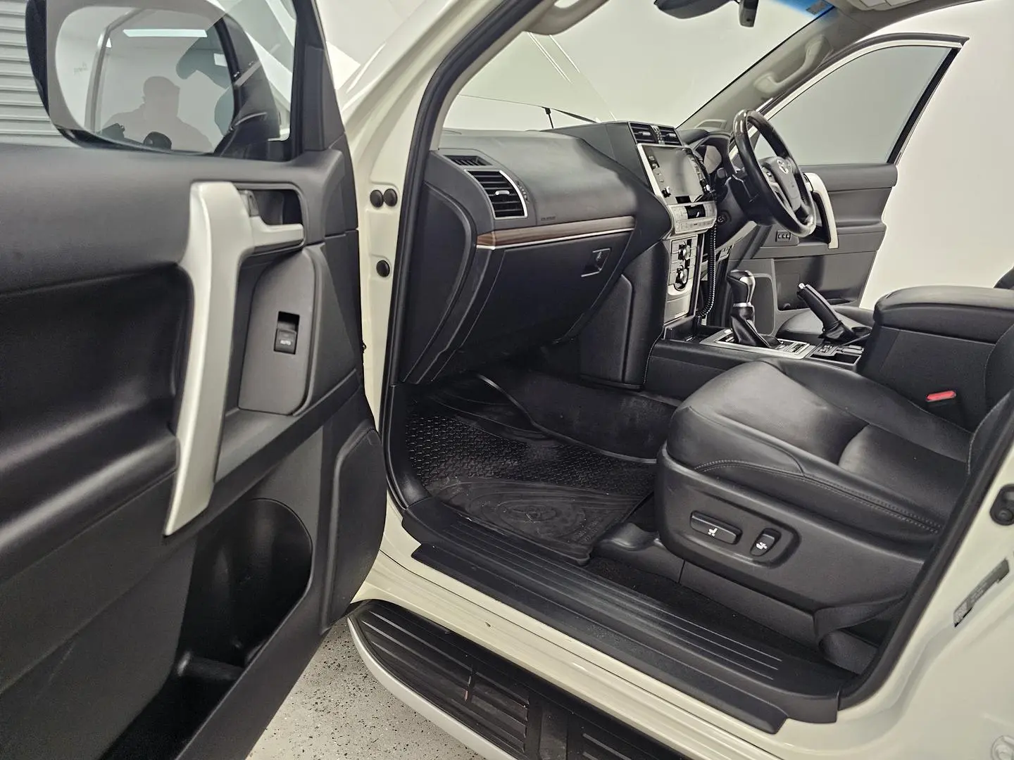 2023 Toyota Landcruiser Prado Gallery Image 11