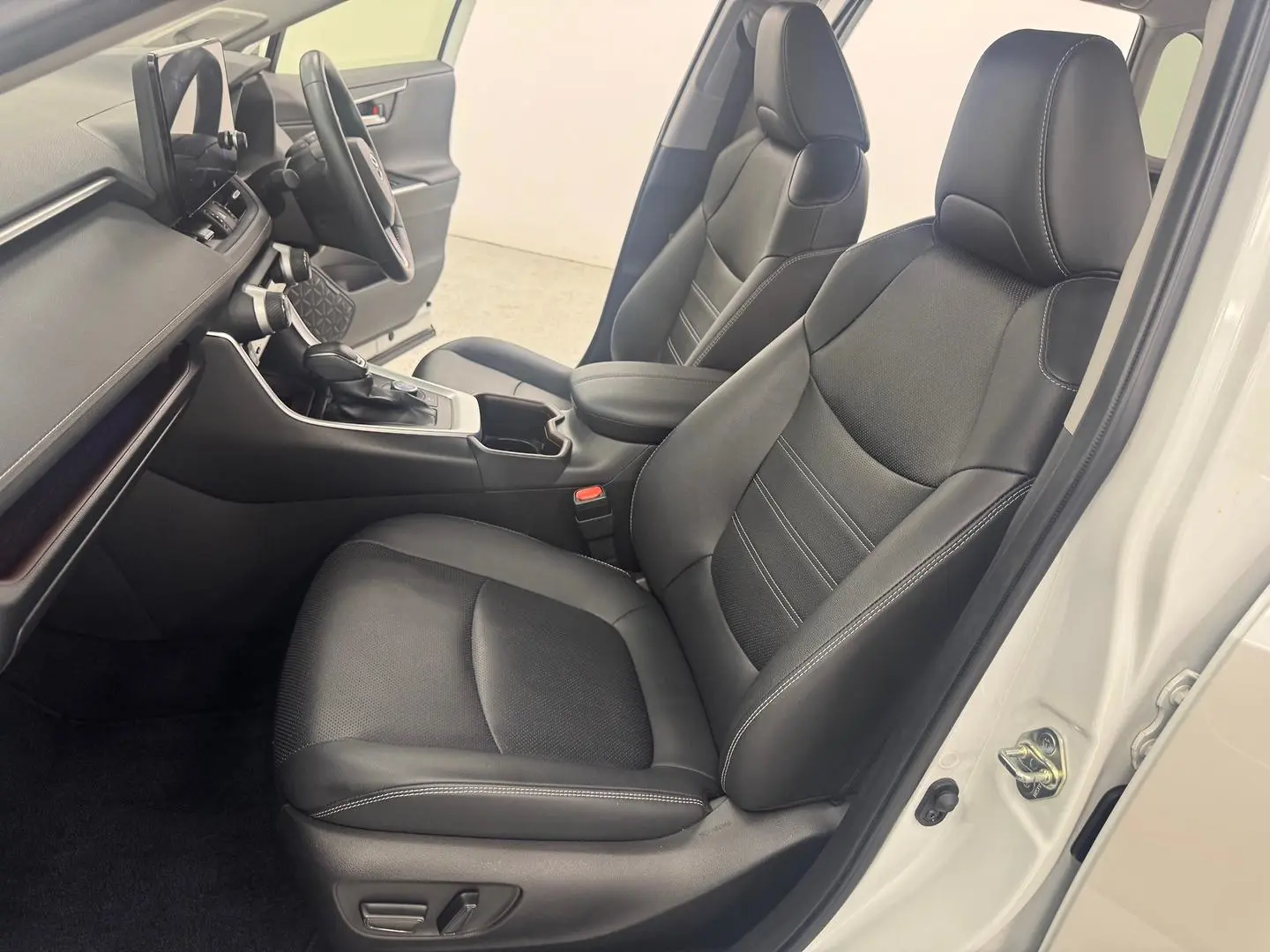 2023 Toyota RAV4 Gallery Image 34